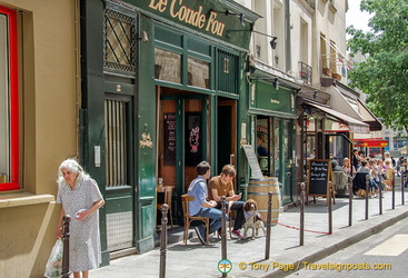Le Coude Fou, a small French bistrot on rue du Bourg Tibourg